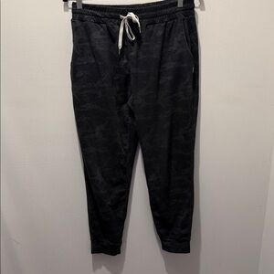 Vuori performance joggers in camo, size medium